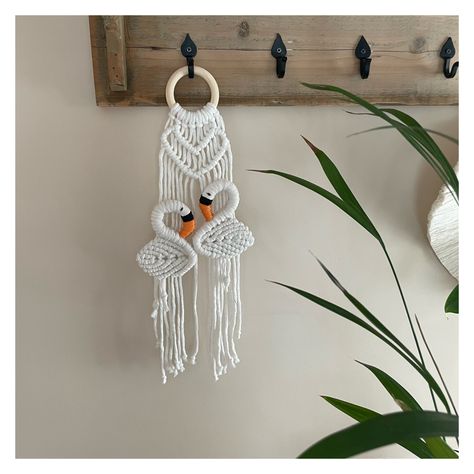 Macrame Penguin, Mural Macrame, Macrame Animals, Alpona Design, Macrame Plant Hanger Patterns, Macrame Knots Pattern, Macrame Patterns Tutorials, Macrame Ideas, Macrame Decor