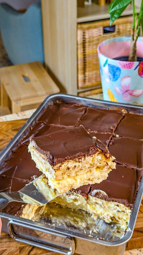 Chocolate Eclair Cake - Home Chef World Pudding Mix And Cool Whip, Chocolate Eclair Cake, Chocolate Eclairs, Dreamy Christmas, Italian Cakes, Eclair Cake, Sugar Free Pudding, Chocolate Eclair, Boston Cream Pie