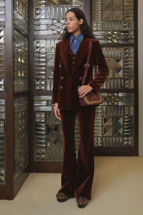 Etro Pre-Fall 2023 Collection | Vogue Pre Fall 2023, Prom 2023, Classic Trench Coat, Summer Chic, Velvet Blazer, 2023 Collection, 2023 Fashion, Elegant Shirt, 가을 패션