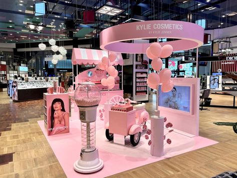 Armani Beauty turns Haikou Mova Mall red for Lunar New Year : Moodie Davitt Report Cosmetic Pop Up Store Design, Beauty Brand Activation, Beauty Pop Up Store, Pop Up Retail, Convention Booth, Event Booth Design, Popup Store, Beauty Station, Brand Activations