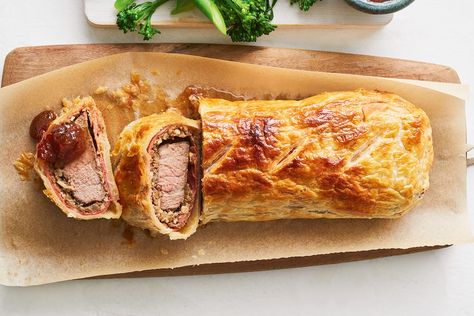 The air fryer is your secret weapon for easy, delicious beef Wellington. Wrapped in prosciutto and crispy puff pastry, this simple dinner is set to impress. Chicken Wellington, Air Fryer Beef, Wellington Recipe, Beef Wellington Recipe, Fillet Steak, Beef Fillet, Prawn Recipes, Onion Relish, Frozen Puff Pastry