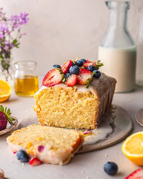 Easy vegan lemon olive oil cake using only 6 key ingredients and 1 bowl. This cake is fluffy, tender and light and perfect for Spring! via @rainbownourish Vegan Lemon Drizzle Cake, Lemon Cake Filling, Vegan Lemon Cake, Lemon Olive Oil Cake, Nursing Cake, Resipi Kek, Lemon Drizzle Cake, Drizzle Cake, Vegan Cake Recipes