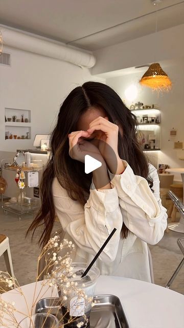 Lisa 🤍 on Instagram: "For the girlies that think they are “unphotogenic” or just love going to cafes and want some inspo ☕️ here are some pose ideas!   . Toronto, Pose ideas, fashion inspo, cafe date, cafe pose ideas, easy poses, what to wear, hairstyle ideas, hair inspo, spring outfit ideas. #poseinspo #hairinspo #springoutfitinspo #posesforpictures #poseideas #outfitinspirations #easypose" Cafe Pose Ideas, Shortcuts Iphone, Cafe Pose, Date Cafe, Solo Poses, Creative Photography Poses, Easy Poses, Cafe Date, Insta Poses