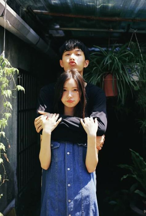 1990 Style, Chihiro Y Haku, Couple Poses Reference, 사진 촬영 포즈, Couple Photoshoot Poses, Couples Poses For Pictures, Couple Photography Poses, Pose Reference Photo, Couple Outfits