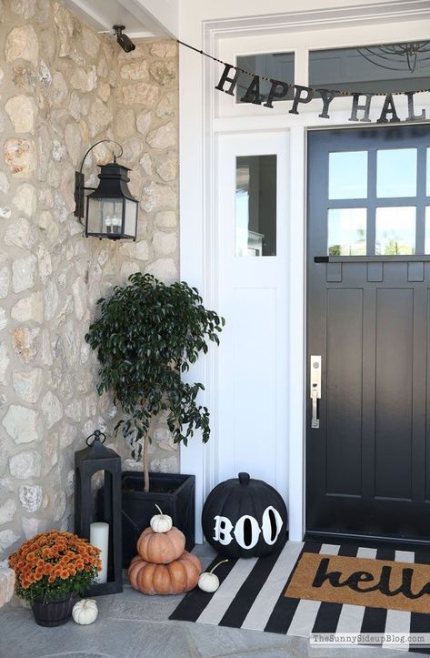 Porche Halloween, Scary Halloween Decorations Outdoor, Casa Halloween, Halloween Front Porch Decor, Halloween Porch Decorations, Halloween Tattoo, Halloween Front Porch, Fall Front Porch Decor, Scary Halloween Decorations