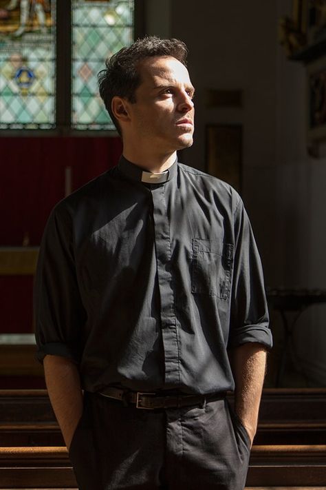 Andrew Scott's role as the hot priest in Fleabag season two has set the Internet on fire. Here's a few more hot GIFs to fan the flames. #hotpriest #andrewscott #sherlock #fleabag #amazonprime #fleabagseason2 The Hot Priest, George Smiley, Priest Costume, Jim Moriarty, Hollywood Men, Figure Reference, Andrew Scott, Evan Peters, Johnlock