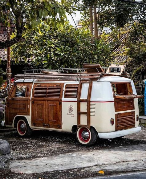 Combi Hippie, Volkswagen Vans, Travel Camper, Camper Van Life, Kombi Home, Vintage Vw Bus, Combi Volkswagen, Vw Bus Camper, Campervan Life