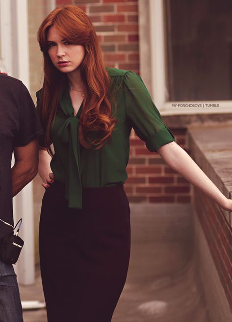 First Image of Kazza on set of Oculus...oh Karen Gillan Karen Gillian, Female Office, Color Outfits, Good Color Combinations, Casual Chique, Karen Gillan, Lily Collins, Inverness, Work Wardrobe