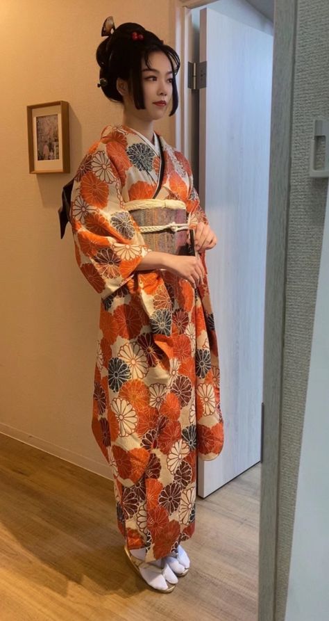 Yukata Style, Japanese Kimono Outfit, Kimono Outfit Japanese, Traditional Yukata, Yukata Women, Traditional Asian Clothing, Pretty Kimonos, Kimono Traditional, Traditional Asian Dress