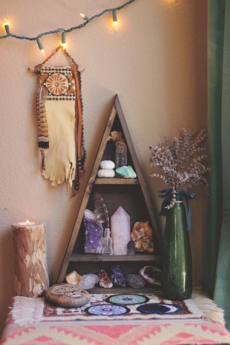 Creating your own sacred space Shelf Decor Bedroom, Meditation Room Decor, Meditation Corner, Zen Room, Décor Boho, Boho Room, Meditation Space, Boho Dekor, Bedroom Boho