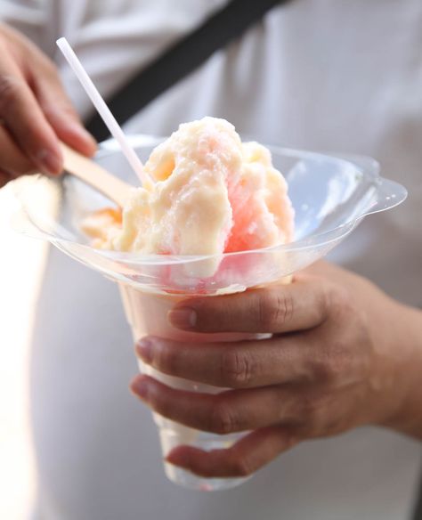 How to make Hawaiian Shave Ice Shaved Ice Cream Recipes, Hawaiian Ice Shave, Hawaiian Snow Cones, Hawaiian Shaved Ice Recipe, Shaved Ice Ideas, Diy Shaved Ice, Shave Ice Syrup Recipe, Hawaiian Ice, Shaved Ice Syrup