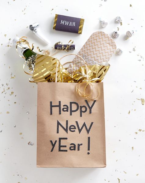 7 New Year's Eve Party Favor Ideas <3                                                                                                                                                                                 More Sylvester Party, Happy New Year Gift, New Years Wedding, Mini Champagne Bottles, Mini Champagne, Happy New Year 2019, Nye Party, New Years Eve Decorations, New Years Decorations