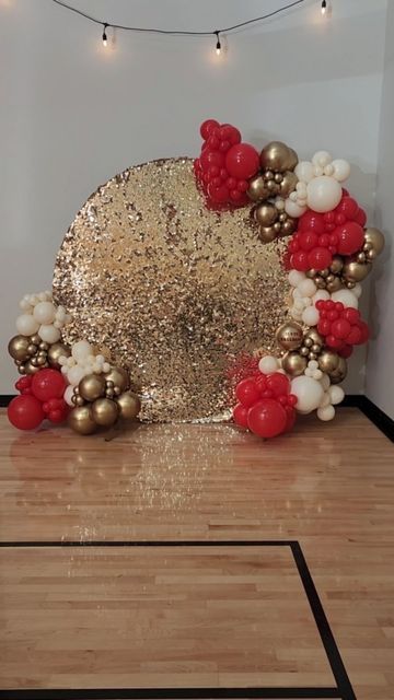 Red And Gold Balloon Garland Backdrop, Red Prom Decorations, Red White And Gold Party Decorations, Red And Gold Backdrop, Red And Gold Balloons, Red Balloon Arch, Backdrop Balloon, Gala Night, Christmas Balloon Decorations