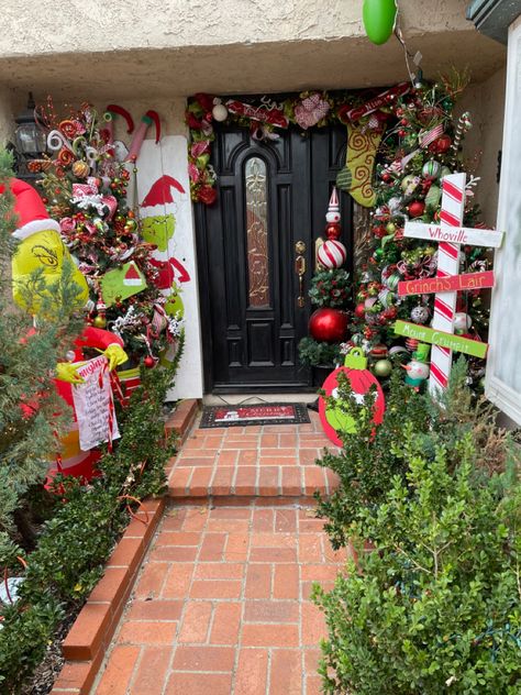 Grinch House Decoration Outdoor Christmas, Whimsical Christmas Porch Decor, Grinch Christmas Front Porch, Grinch Porch Ideas, Grinch Front Porch, Grinch Front Porch Decorations, Grinch Front Door Decor, Grinch Outdoor Decorations, Grinch Porch Decor