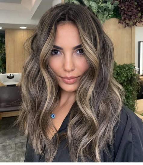 Carmel Balayage Brunettes Dark Brown, Medium Hairs, Brown Hair Inspo, Brunette Hair With Highlights, Brunette Balayage, Brunette Balayage Hair, Hair With Highlights, Brown Hair Balayage, Fresh Color