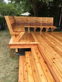 Diy Patio Garden, Deck Benches, Deck Bench Seating, Outdoor Deck Decorating, Deck Bench, Cedar Bench, Garden Landscaping Ideas, Deck Seating, Cedar Deck