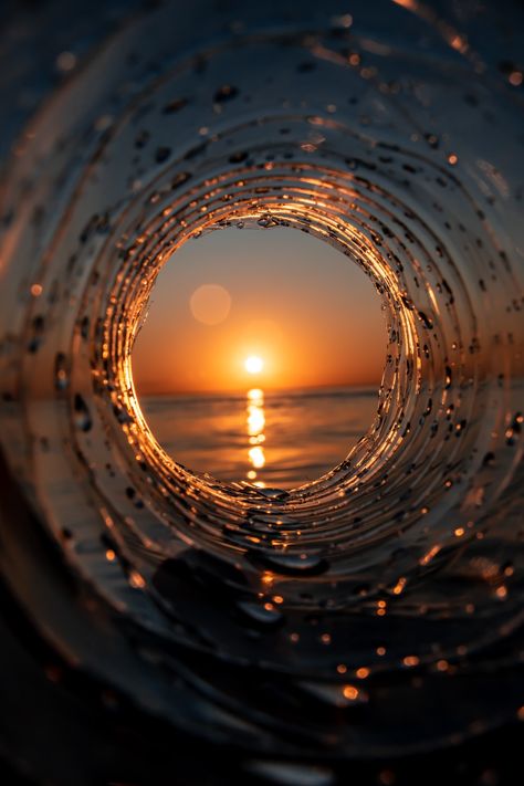 Thought this picture was super cool 😎 🌞☮️ Shape Photography Ideas, Interesting Perspective Photography, Worms Eye View Photography, Photography Illusions, Worms Eye Perspective, Unusual Viewpoints Photography, Unusual Perspective Photography, Photography Final Piece, Worm's Eye View Photography