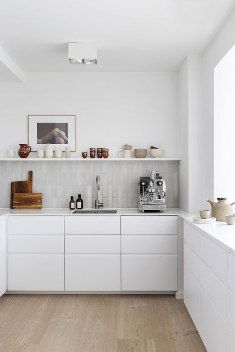 아파트 인테리어, White Modern Kitchen, Kitchen Room Design, Kitchen Furniture Design, Ikea Kitchen, White Kitchen Cabinets, Decor Minimalist, Minimalist Kitchen, White Cabinets