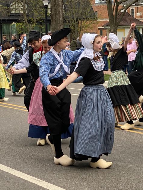 Netherlands Clothes, Netherlands People, Holland Christmas, Bone Crown, Dutch Clothing, Dutch Costume, Dutch Culture, Village Festival, Heritage Clothing