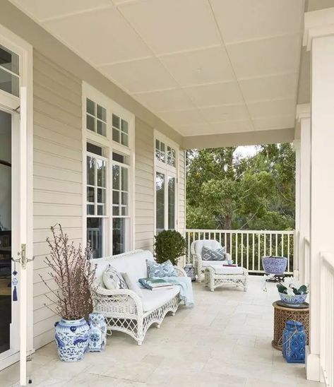 The unmatchable 2023 design trends make this season perfect for a house exterior makeover. Get the best advice on the exterior house paint color. House Exterior Makeover, Cottage Exterior Colors, Hamptons House Exterior, Beach Cottage Exterior, Exterior House Paint Color, White Exterior Paint, Exterior House Paint, Weatherboard House, White Exterior Houses