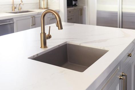 Brushed gold faucet with a square prep sink in a kitchen island topped with white and gray quartz countertops simulating a marble-like appeal. White And Gray Quartz Countertops, Grey Kitchen Sink, Gray Quartz Countertops, Green Kitchen Island, Kitchen Island Tops, Quartz Sink, Gold Faucet, Gray Quartz, Dark Grey Kitchen