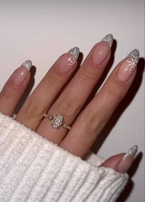 French Festive Nails, Nails Christmas And New Years, Christmas Nails French Manicure, Christmas And New Year Nails Glitter, Festive French Tip Nails, New Year And Christmas Nails, Simple Christmas Nail Designs Almond, Winter Glitter Nails Sparkle, Christmas Nails Glitter Tips