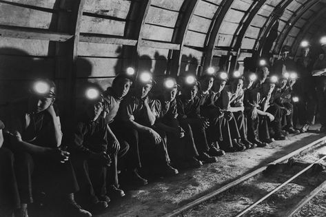 Amazing peek inside Britain's coal mines where working-class men spent 12 hours a day down the perilous pits - Mirror Online Northern Ireland Troubles, Grenadier Guards, English Architecture, Coal Miners, History Of Art, History Page, Mining Equipment, Uk Images, Byzantine Art