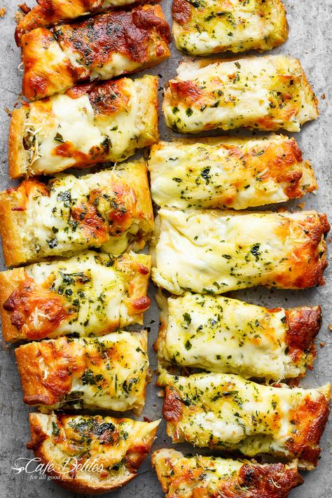 There's regular garlic bread, and then there's THIS Cheesy Garlic Bread! Soft on the inside, crispy on the edges, the perfect cheese/butter/garlic ratio. Bread Soft, Cafe Delites, Elegant Appetizers, Garlic Bread Recipe, Cheesy Garlic Bread, Cheesy Bread, Party Appetizers, Easy Cheesy, Creamy Garlic