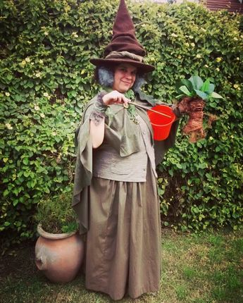 Pomona Sprout Costume, Professor Sprout Costume Diy, Professor Sprout Costume, Costume Ideas Harry Potter, Harry Potter Costume Women, Winter Wizard, Magic Wand Harry Potter, Harry Potter Plants, Professor Sprout