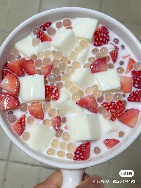 Wonyoungism Routine, Xiaohongshu Food, Strawberry Sago, Sago Recipes, Dessert Strawberry, Kawaii Cooking, Yummy Comfort Food, Sweet Snacks Recipes, Food Drinks Dessert