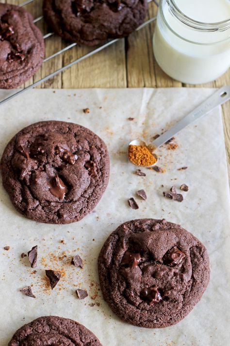 Chocolate Chili Cookie recipe at thekiwicountrygirl.com. Soft and chewy chocolate cookies with a hint of chili and cinnamon and chili chocolate chunks to boot! Chili Chocolate Cookies, Chili Cookies, Chili Chocolate, Soft Cookie Recipe, Chocolate Chili, Chewy Chocolate Cookies, Baking Homemade, Food Stamps, Chocolate Cookie Recipes