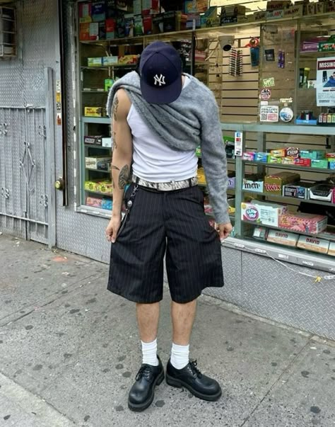 Sweater With Jorts, Baggy Shorts Outfit Street Styles, Pleated Shorts Outfit, Vintage Men Style, Aesthetics Outfits, Short Pants Outfit, Mens Shorts Outfits, Pants Outfit Men, Classy Suits