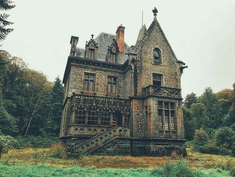 Mansion In The Woods, Modern Gothic Home, Haunted House Pictures, Gothic Farmhouse, Gothic Mansion, Crazy Houses, Old Abandoned Buildings, Modern Gothic, Old Mansion