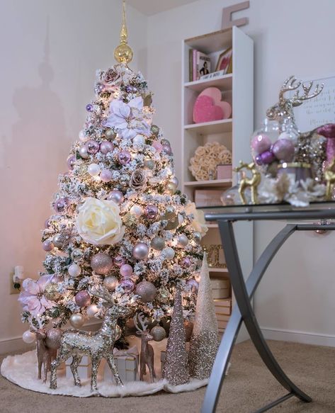 Lavender Christmas Tree, Lavender Christmas, Decorated Trees, Purple Christmas Tree, Frozen Christmas, Pink Christmas Decorations, Gold Christmas Decorations, Christmas Pink, Tree Decorating