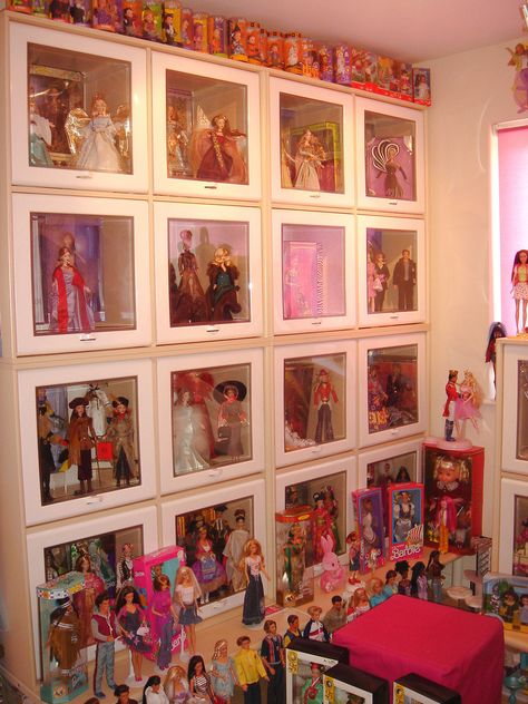 Pink Hello Kitty Bedroom, Room Hello Kitty, Display Case Ideas, Diy Display Case, Barbie Office, Barbie Display, Kitty House, Hello Kitty Bedroom, Diy Barbie House