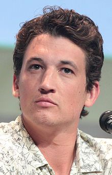 Miles Teller — Wikipédia Miles Teller Scars, Airport Outfit Celebrity, Celebrity Acne, Celebrity Art Portraits, Facial Scars, Damien Chazelle, Celebrity Airport Style, Jamie Bell, Celebrity Artwork