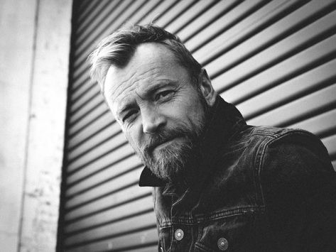 Beric Dondarrion, Richard Dormer, Male Outfits, Northern Irish, Irish Actors, Black And White Photography, Beautiful People, Che Guevara, Cool Hairstyles