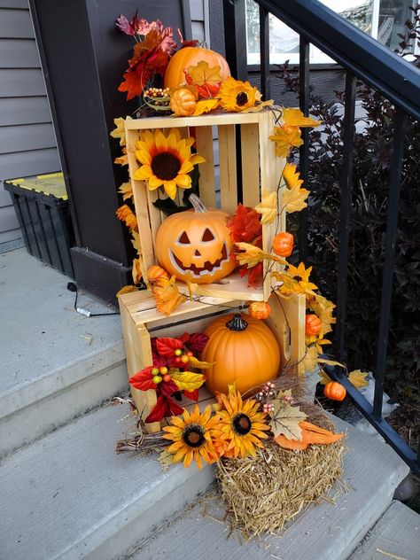 Diwali Halloween, Sunflower Halloween, Fall Decor Outdoor, Retail Decor, Halloween Entryway, Fall Fair, Kindergarten Decorations, Flower Crafts Kids, Apple Boxes