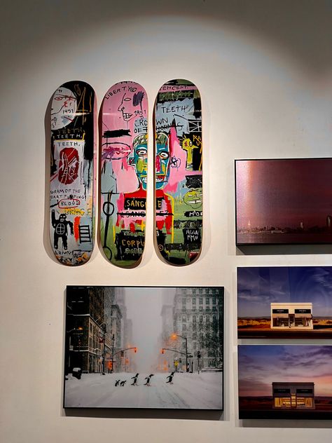 an exhibit showcasing three painted skateboards from jean-michel basquiat, in central london. Skateboard Wall Decoration, Skateboards On Wall, Skateboard On Wall Decor, Basquiat Skateboard, Basquiat Aesthetic, Skateboard On Wall, Skateboard Painting Ideas, Skateboard Decoration, Paint Skateboard