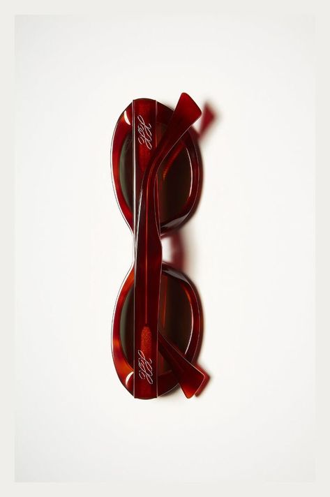 Style Inspiration Accessories, Red Frame Sunglasses, Oval Sunglasses Aesthetic, Cool Sunglasses Aesthetic, Los Angeles Design, Red Sunglasses, Stylish Glasses, Summer Sunglasses, Sunglasses Fashion