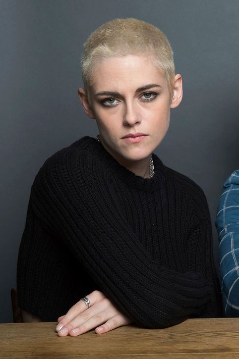 Kristen Stewart Buzzcut, Kristen Stewart Shaved Head, Blonde Buzzcut Woman, Kristen Stewart Short Hair, Kristen Stewart Hair, Buzzed Hair Women, Buzz Cut Women, Buzzed Hair, Kristen Stewart Style