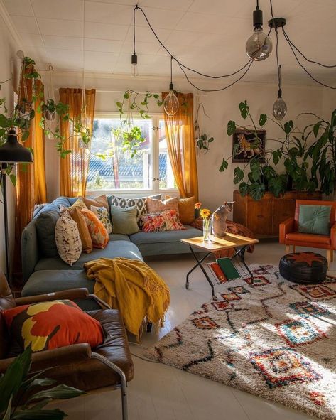 Hippie Apartment, Hippie Living Room, Colorful Apartment, Dream Apartment Decor, Casa Vintage, Apartment Aesthetic, Apartment Decor Inspiration, Apartment Inspiration, Boho Living Room