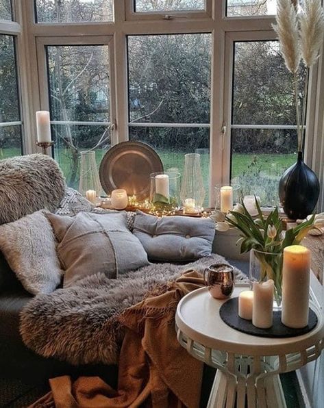 7 Bohemian Reading Nooks for Cozy Afternoons Cosy Reading Corner, Cosy Interior, Cosy House, Cosy Room, Cosy Corner, Floor Seating, Cozy Reading Nook, Cozy Reading, Cozy Place