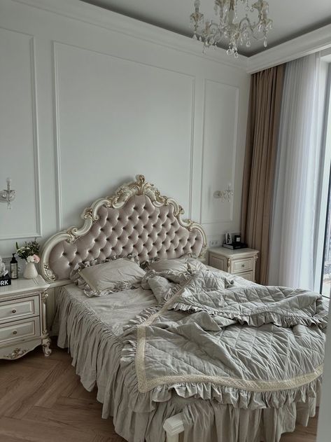 Victorian Aesthetic Home Decor, Cream White Bedroom Ideas, Modern Princess Aesthetic Bedroom, Elegant Room Decor Bedroom, Luxury Room Aesthetic, Bedroom White Aesthetic, Old Money Room Aesthetic, Old Money Bedroom Aesthetic, Old Money Aesthetic Bedroom