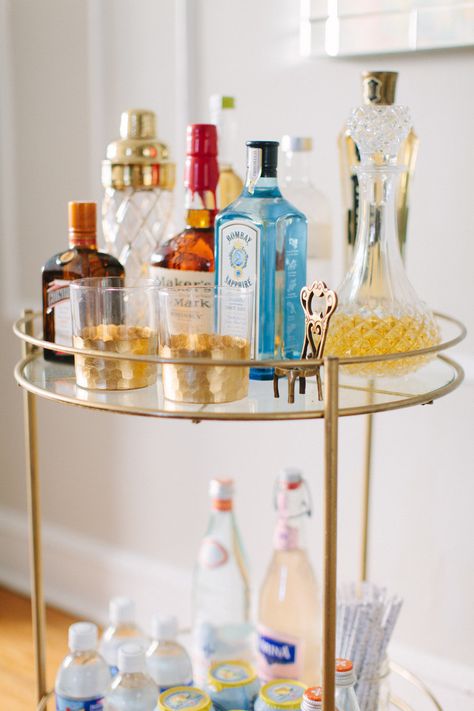 bar cart Gold Bar Cart Target, Round Bar Cart, Bar Deco, Bandeja Bar, Gold Bar Cart, Outside Bars, Chicago Apartment, Bar Cart Styling, Bar Tray