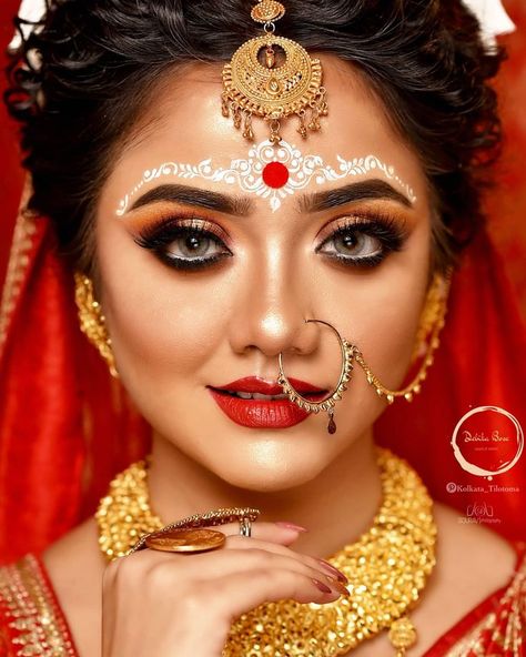 Bengali Makeup Look Simple, Bengali Makeup Look, Bengali Makeup, Bridal Makeup Pictures, Romantic Wedding Theme, Makeup Book, Bollywood Makeup, Christian Bride, Flatlay Makeup