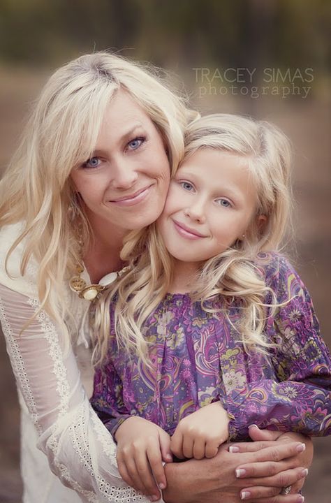 Mother And Child Pictures, Mother Daughter Photography Poses, Mom And Me Photos, Mother Daughter Poses, Outdoor Photo Shoot, Family Vibes, Daughter Photo Ideas, Mother Daughter Pictures, Daughter Photography