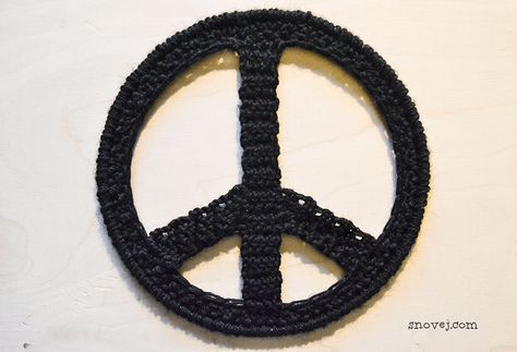 Crochet Peace Sign Pattern Crochet Peace Sign, Crochet Blanket Round, Flower Signs, Crochet Vest Pattern Free, Crochet Shawl Free, Crochet Squares Afghan, Crochet Appliques, Tiny Crochet, Yarn Ideas