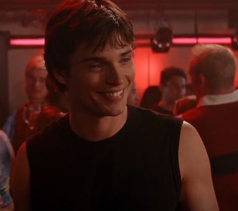 Red Kryptonite Clark, Clark Kent Smallville Red Kryptonite, Tom Welling 2000s, Young Tom Welling, Clark Kent Smallville, Smallville Clark Kent, Tom Welling Smallville, Tom Welling, Dream Boyfriend