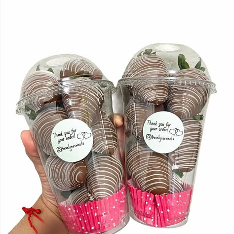 Chocolate Covered Strawberries In A Cup, Berry Cups, Valentine Chocolate Covered Strawberries, Strawberry Ideas, Chocolate Covered Desserts, Vendor Ideas, Chocolate Covered Strawberry Recipe, Christmas Gift Hampers, Candy Cup